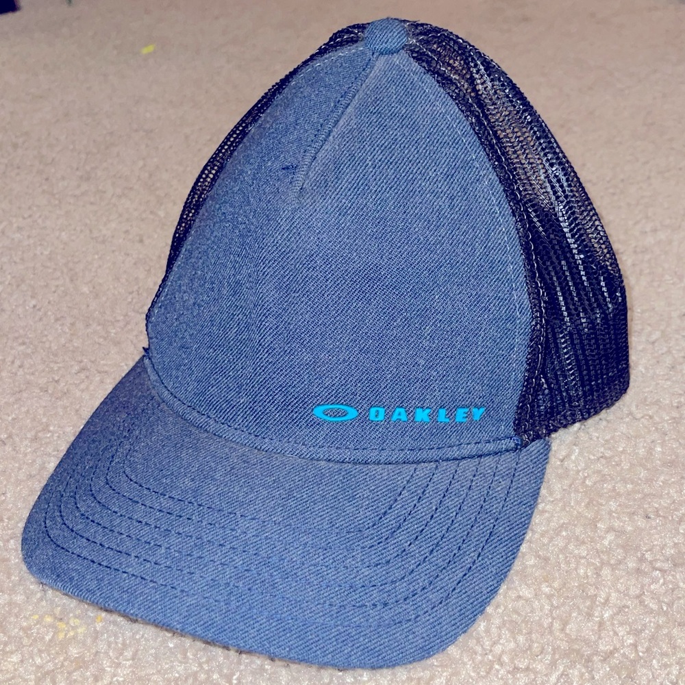 EUC Oakley Chalten Cap Blue. Trucker hat